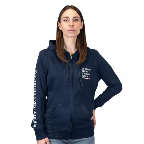 Felpa blu con zip e cappuccio con logo grande sulla manica Io Sono Friuli Venezia Giulia indossata