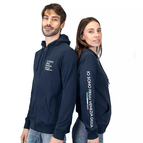 Felpa blu con zip e cappuccio con logo grande sulla manica Io Sono Friuli Venezia Giulia indossata