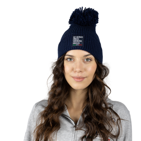 Berretto blu vista frontale indossato da una donna con logo Io Sono Friuli Venezia Giulia su sfondo bianco