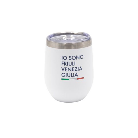 Bicchiere termico bianco con logo Io Sono Friuli Venezia Giulia e bandiera italiana con tappo trasparente su sfondo bianco