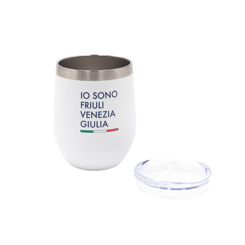 Bicchiere termico bianco aperto con logo Io Sono Friuli Venezia Giulia e bandiera italiana con tappo trasparente su sfondo bianco