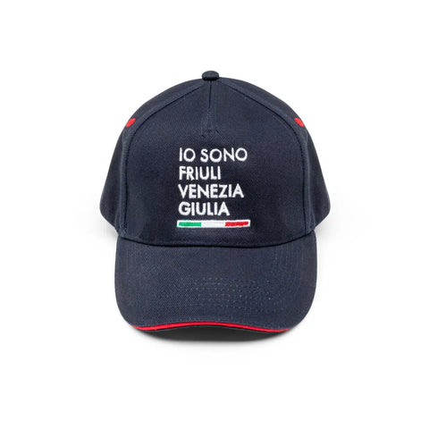 Cappellno blu con logo IO SONO FRIULI VENEZIA GIULIA ricamato e bandiera italiana su sfondo bianco