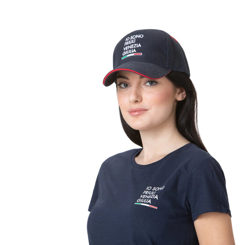 Cappellno blu indossato con logo IO SONO FRIULI VENEZIA GIULIA ricamato e bandiera italiana su sfondo bianco