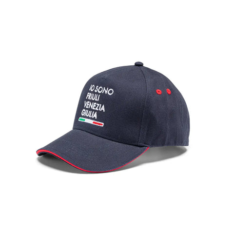 Cappellno blu vista laterale con logo IO SONO FRIULI VENEZIA GIULIA ricamato e bandiera italiana su sfondo bianco