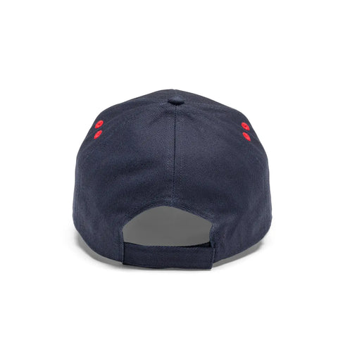 Retro cappellno blu con dettagli rossi e linguetta per la regolazione su sfondo bianco