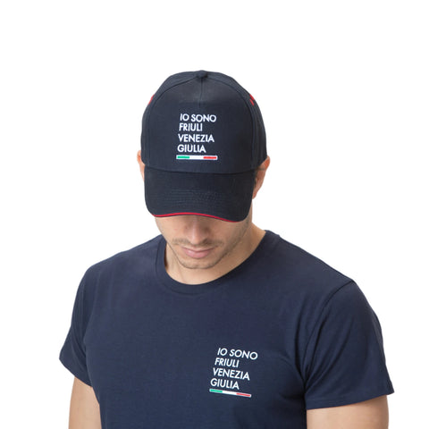 Cappellno blu con logo IO SONO FRIULI VENEZIA GIULIA ricamato e bandiera italiana indossato su sfondo bianco con maglietta coordinata