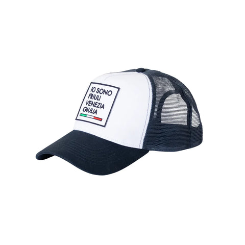 Cappellino vista laterale con visiera blu e copro bianco e in rete blu. Logo Io SONO FRIULI VENEZIA GIULIA con bandiera italiana.