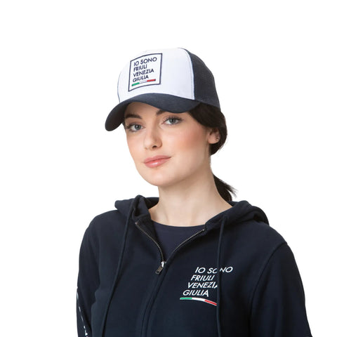 Cappello bianco e blu indossato con logo Io Sono Friuli Venezia Giulia e bandiera italiana