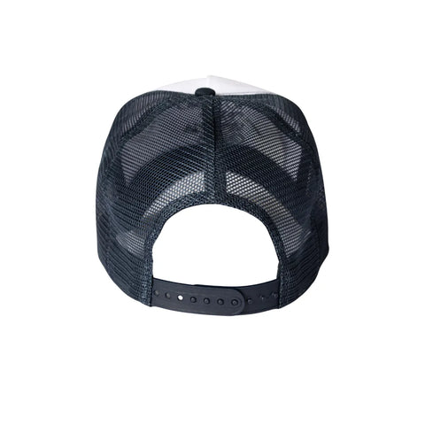 Retro cappello blu in rete con banda regolabile su sfondo bianco