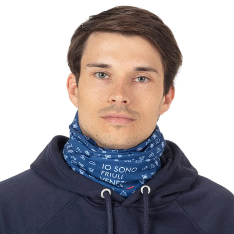 Scaldacollo blu con grafica e logo Io Sono Friuli Venezia Giulia e bandiera italiana indossata