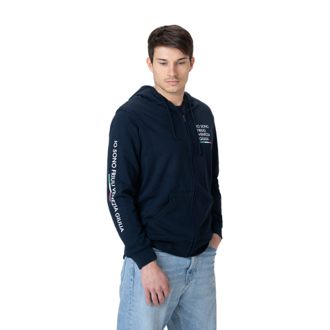 Felpa blu con zip e cappuccio con logo grande sulla manica Io Sono Friuli Venezia Giulia indossata da un ragazzo su sfondo bianco