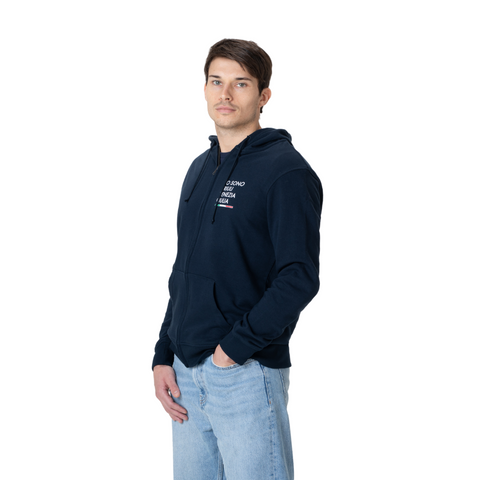 Felpa blu con zip e cappuccio con logo grande sulla manica Io Sono Friuli Venezia Giulia indossata da un ragazzo su sfondo bianco vista laterale