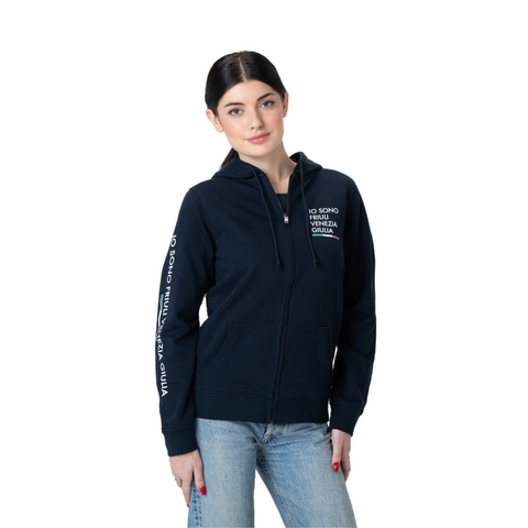 Felpa blu con cappuccio e zip con logo grande Io Sono Friuli Venezia Giulia indossata da una ragazza su sfondo bianco
