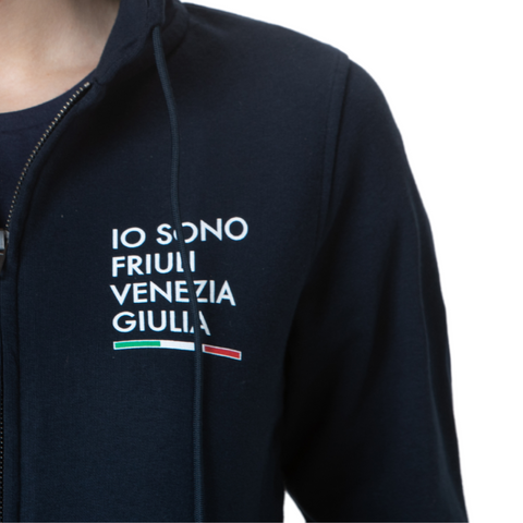 Dettaglio felpa blu con zip e cappuccio e con il logo grande Io Sono Friuli Venezia Giulia su sfondo bianco