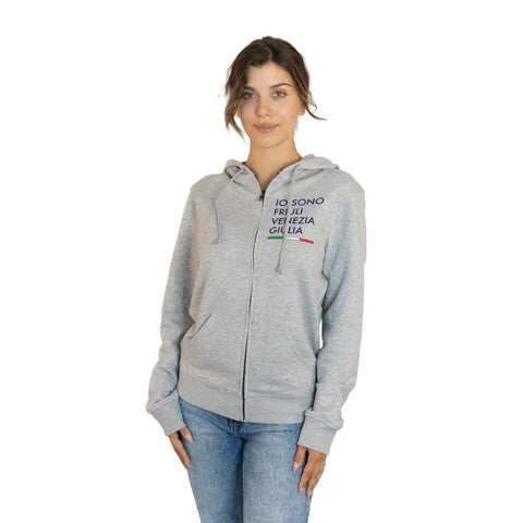 Felpa grigia con zip, cappuccio e logo Io Sono Friuli Venezia Giulia indossata da una ragazza vista frontale