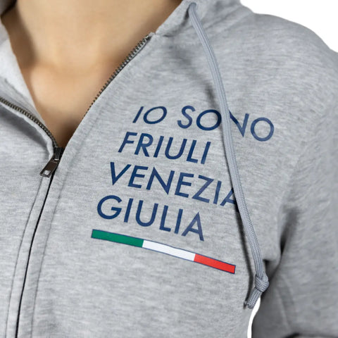 Dettaglio felpa grigia con logo grande Io Sono Friuli Venezia Giulia, zip e lacci del cappuccio