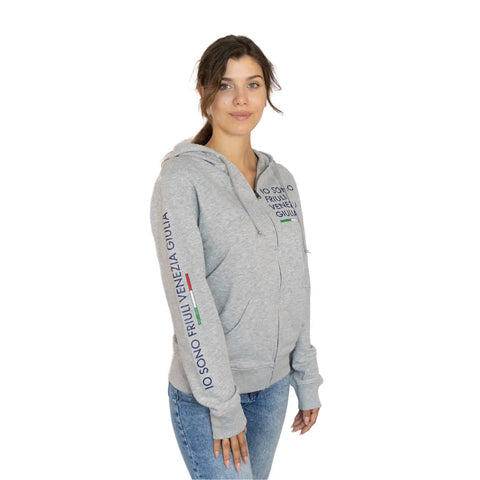 Felpa grigia con zip, cappuccio e logo Io Sono Friuli Venezia Giulia indossata da una ragazza vista laterale