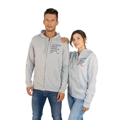 Felpa grigia indossata da uomo e donna con zip e cappuccio e logo Io Sono Friuli Venezia Giulia