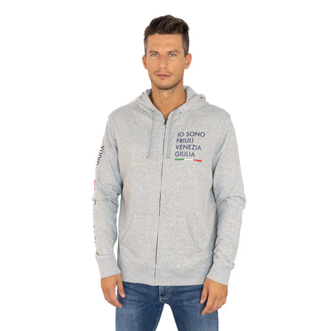 Felpa grigia con zip, cappuccio e logo Io Sono Friuli Venezia Giulia indossata da un uomo vista frontale