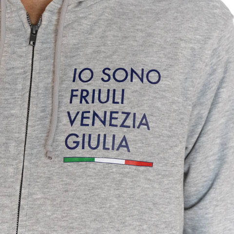 Dettaglio felpa grigia con logo grande Io Sono Friuli Venezia Giulia e bandiera italiana con zip e laccio del cappuccio