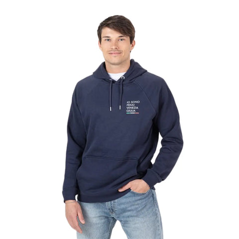 Felpa blu con logo piccolo Io Sono Friuli Venezia Giulia indossata da un ragazzo su sfondo bianco vista frontale