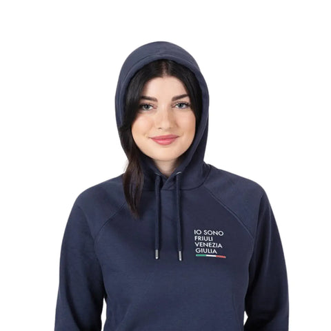 Felpa blu con logo piccolo Io Sono Friuli Venezia Giulia indossata da una ragazza con cappuccio su sfondo bianco vista frontale