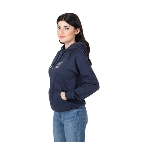 Felpa blu con logo piccolo Io Sono Friuli Venezia Giulia indossata da una ragazza su sfondo bianco vista laterale
