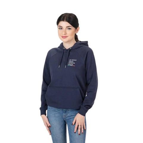 Felpa blu con logo piccolo Io Sono Friuli Venezia Giulia indossata da una ragazza su sfondo bianco vista frontale