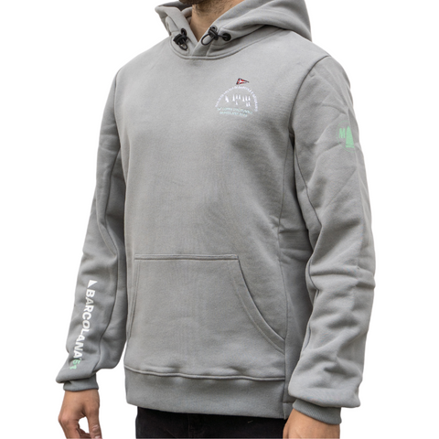 Felpa grigia Barcolana con cappuccio indossata vista laterale con logo su sfondo bianco