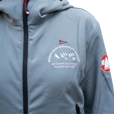 Dettaglio giacca tech frontier grigia con logo Barcolana e zip nera
