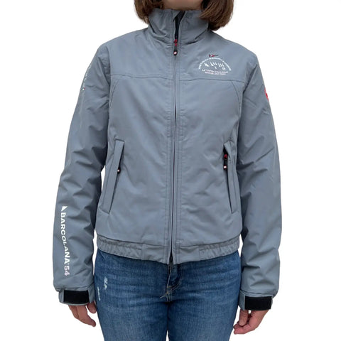 Giacca Waikato grigia con zip e logo Barcolana indossata da una donna su sfondo bianco