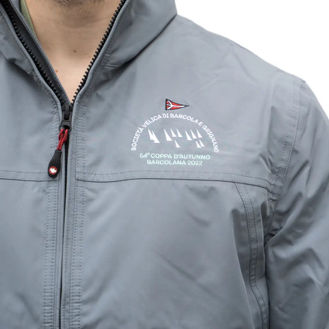 Dettaglio giacca Waikato grigia con logo Barcolana e zip