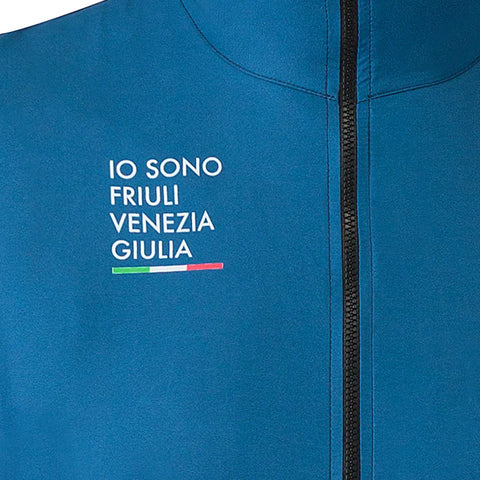 Dettaglio del gilet tecnico blu e del logo Io Sono Friuli Venezia Giulia