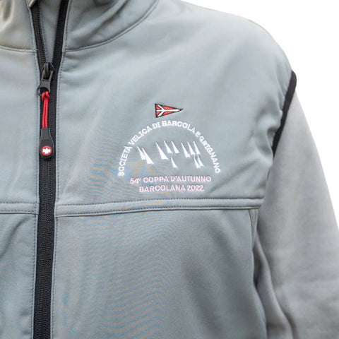 Dettaglio del gilet tecnico grigio con zip nera e logo Barcolana
