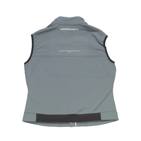 Gilet tecnico grigio con zip nera con logo Barcolana dettaglio scritta rosa su sfondo bianco visto da dietro