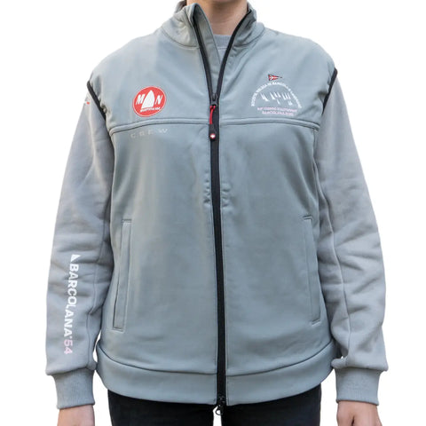 Gilet tecnico grigio con zip nera con logo Barcolana indossato da una donna su sfondo bianco