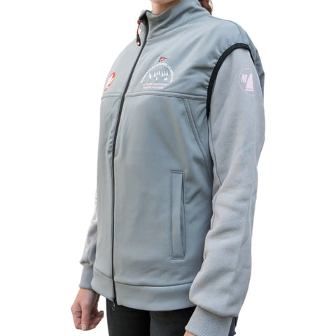 Gilet tecnico grigio con zip nera con logo Barcolana indossato da una donna su sfondo bianco vista laterale