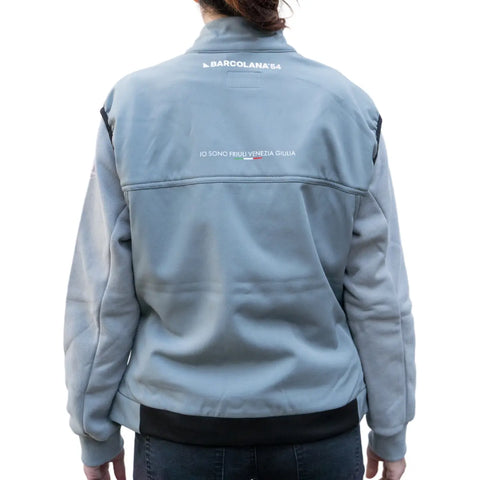 Gilet tecnico grigio con logo Barcolana e Io Sono Friuli Venezia Giulia indossato da una donna su sfondo bianco visto da dietro