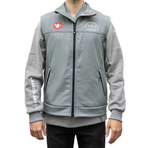 Gilet tecnico impermeabile grigio con logo Barcolana indossato da un ragazzo su sfondo bianco