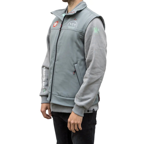 Gilet tecnico impermeabile grigio con logo Barcolana indossato da un ragazzo su sfondo bianco vista laterale