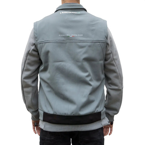 Gilet tecnico impermeabile grigio con logo Barcolana indossato da un ragazzo su sfondo bianco vista da dietro