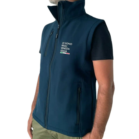Gilet blu con tasche e logo Io Sono Friuli Venezia Giulia e la bandiera italiana indossato da un uomo