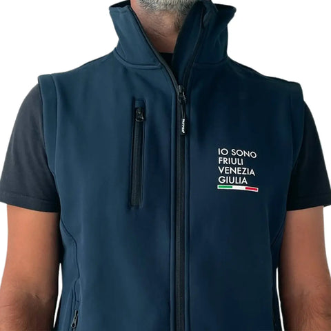 Dettaglio del gilet blu con il logo Io Sono Friuli Venezia Giulia e bandiera italiana