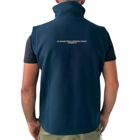Gilet blu con tasche e logo Io Sono Friuli Venezia Giulia e la bandiera italiana indossato da un uomo visto da dietro