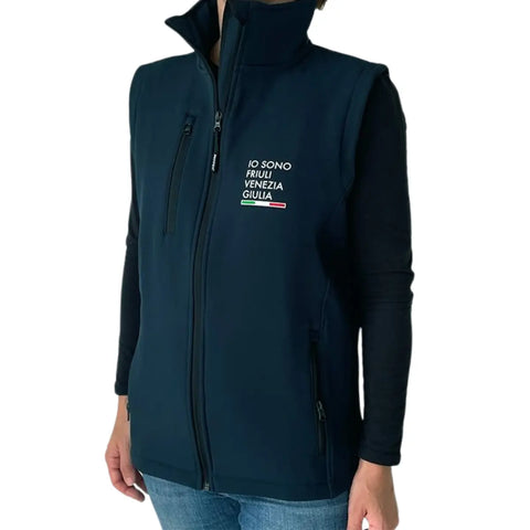 Gilet blu con tasche e logo Io Sono Friuli Venezia Giulia e la bandiera italiana indossato da una donna