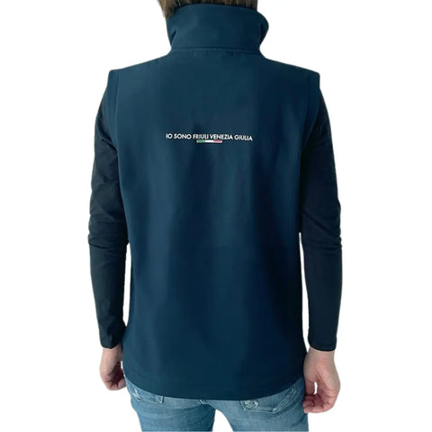Gilet blu con tasche e logo Io Sono Friuli Venezia Giulia e la bandiera italiana indossato da una donna visto da dietro