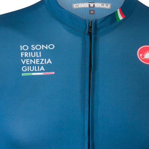 Dettaglio maglia da ciclista con logo Io Sono Friuli Venezia Giulia e bandiera italiana sul collo