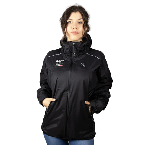 Giacca Montura Nevis nera con cappuccio e logo Io Sono Friuli Venezia Giulia in bianco e bandiera italiana vista frontale indossata da una donna