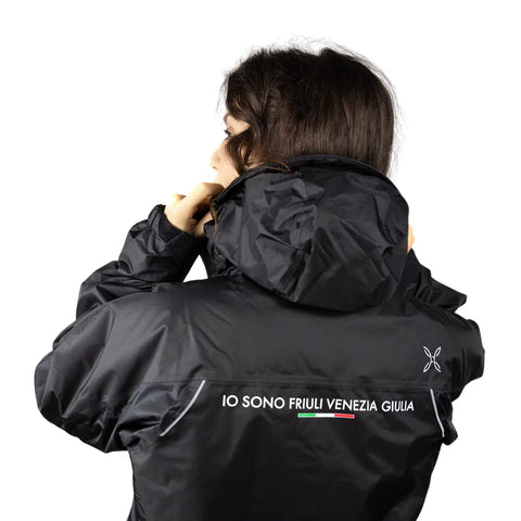 Giacca Montura Nevis nera con cappuccio e logo Io Sono Friuli Venezia Giulia in bianco e bandiera italiana vista da dietro