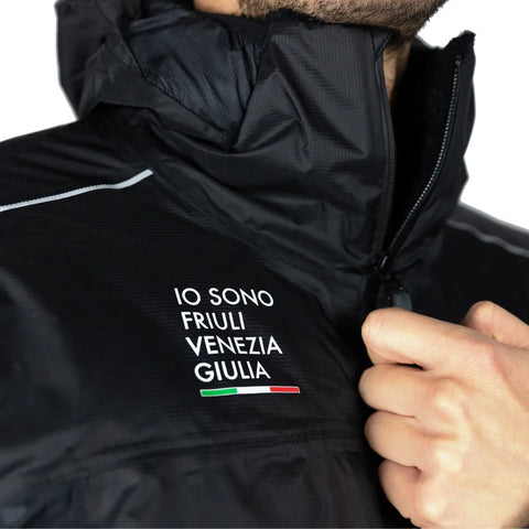 Dettaglio giacca nera imbottita Montura Nevis con logo bianco Io Sono Friuli Venezia Giulia e bandiera italiana
